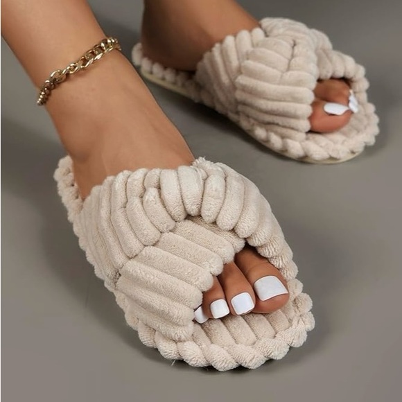 Shoes - HP #258 🎉🎉🎉. NWT Women's Casual Furry Cross Band Slippers Sz 9.5 in US)
